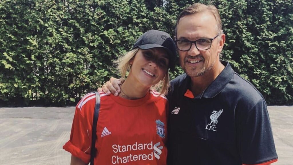 Steve Yzerman married Lisa Brennan in 1989.