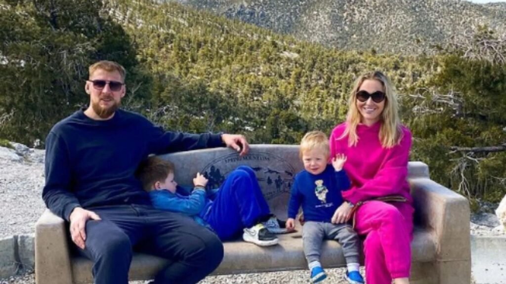 Alexander Volkov with his wife Yana Volkov & children.