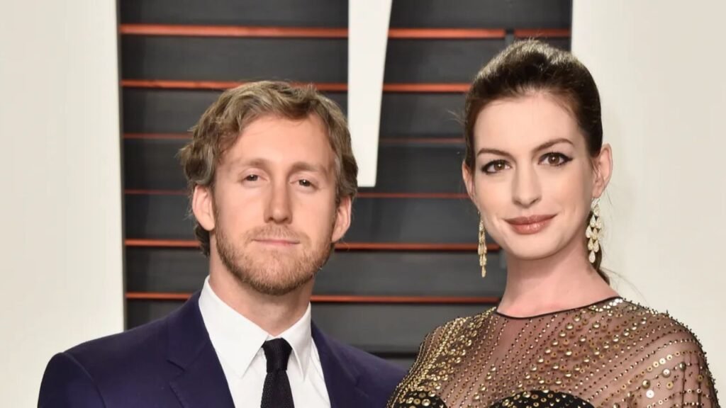 Anne Hathaway with his husband Adam Shulman.